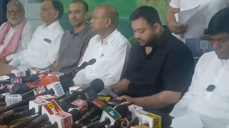 तेजस्वी का बिहार चुनाव आयोग पर हमला, बताया पोस्ट ऑफिस