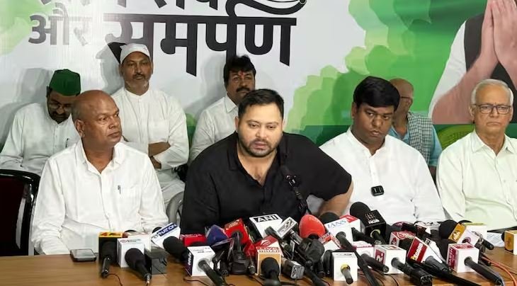 तेजस्वी का बिहार चुनाव आयोग पर हमला, बताया पोस्ट ऑफिस