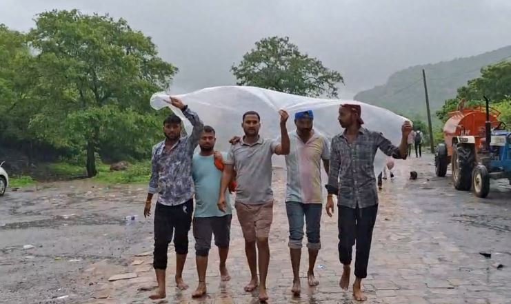 कैमूर पहाड़ी पर हो रही है मूसलाधार बारिश, तुतला भवानी वॉटरफॉल में पानी का बहाव विकराल