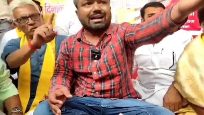 जन सुराज के धरना में पहुंचे कश्यप, देखने को मिला धक्का-मुक्की व तू-तू मैं-मैं