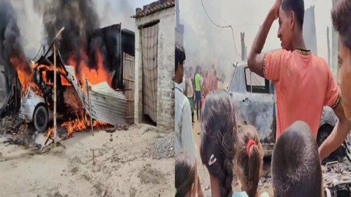 अचानक आग लगने से वार्ड सदस्य सहित 4 लोगों का घर जलकर खाक