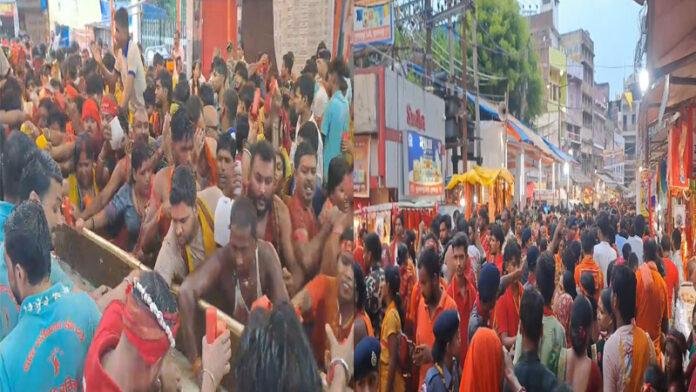 सावन की दूसरी सोमवारी पर जिलों के मंदिरों में उमड़ी लाखों श्रद्धालुओं की भीड़