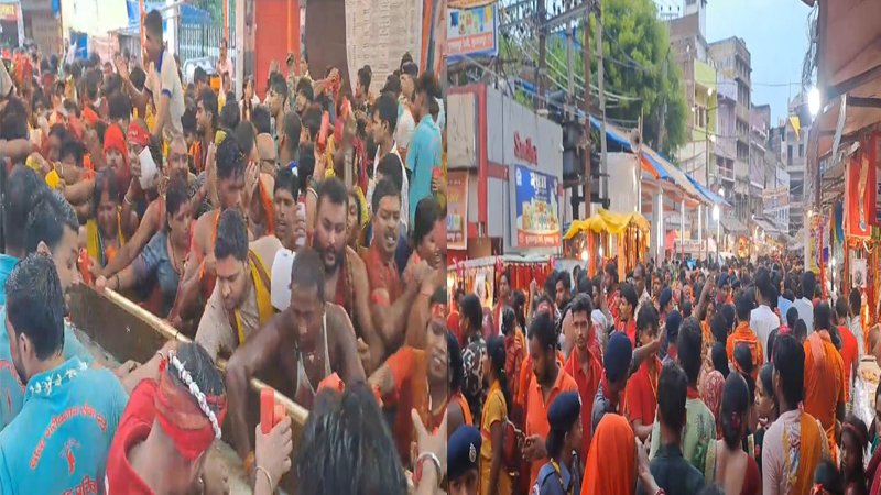 सावन की दूसरी सोमवारी पर जिलों के मंदिरों में उमड़ी लाखों श्रद्धालुओं की भीड़