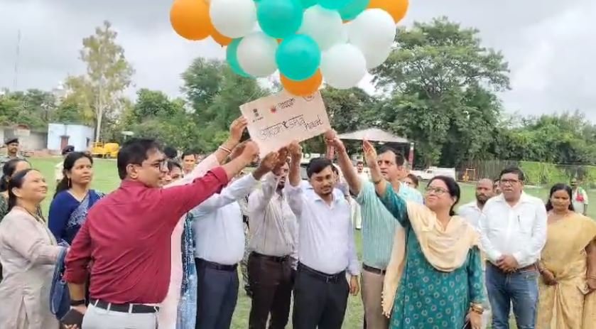 नीति आयोग के निर्देश पर आकांक्षी हाट मेला का DM ने गुब्बारा उड़ाकर किया उद्घाटन