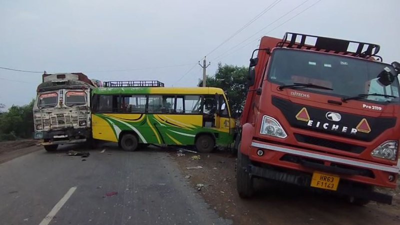 बस और 2 ट्रक के बीच टक्कर, एक महिला समेत 3 लोग घायल