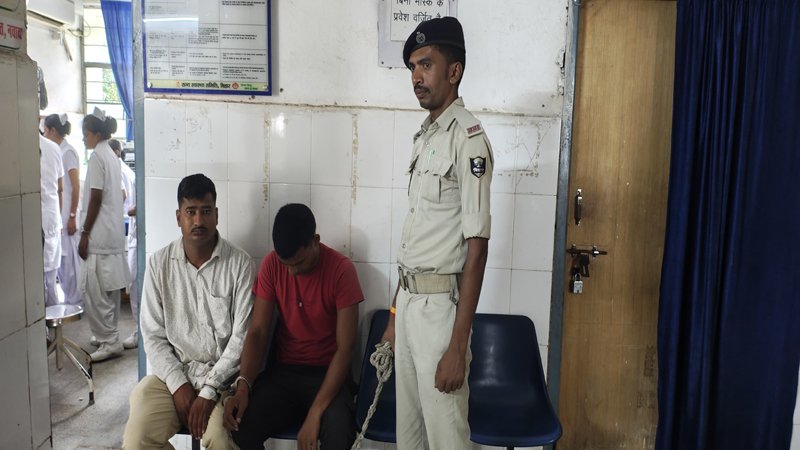 उत्पाद विभाग की सतर्कता से शराब परिवहन में संलिप्त इनोवा जब्त, 2 होमगार्ड गिरफ्तार