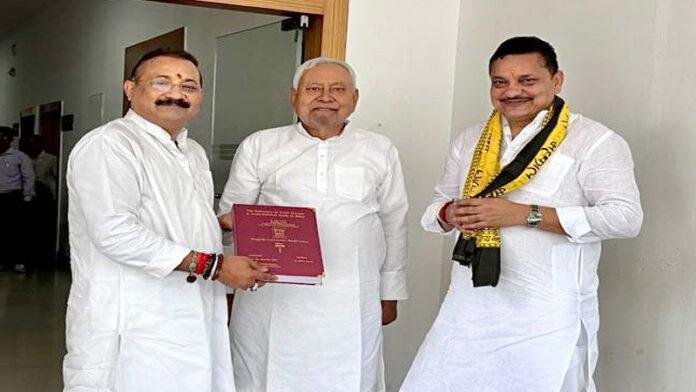 मगध विश्वविद्यालय में डिलीट शोध प्रबंध जमा करने से पूर्व अशोक ने मुख्यमंत्री से मुलाकात कर प्राप्त किया आशीर्वाद