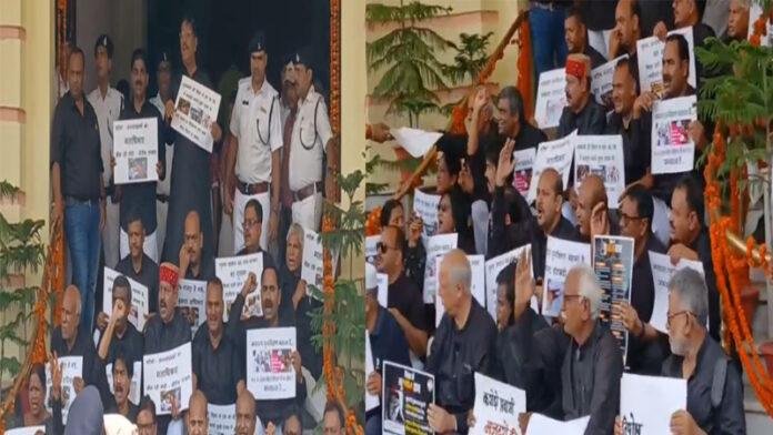 बिहार विधानसभा Live : सदन शुरू होने से पहले मुख्य गेट पर बैठे विपक्ष के विधायक