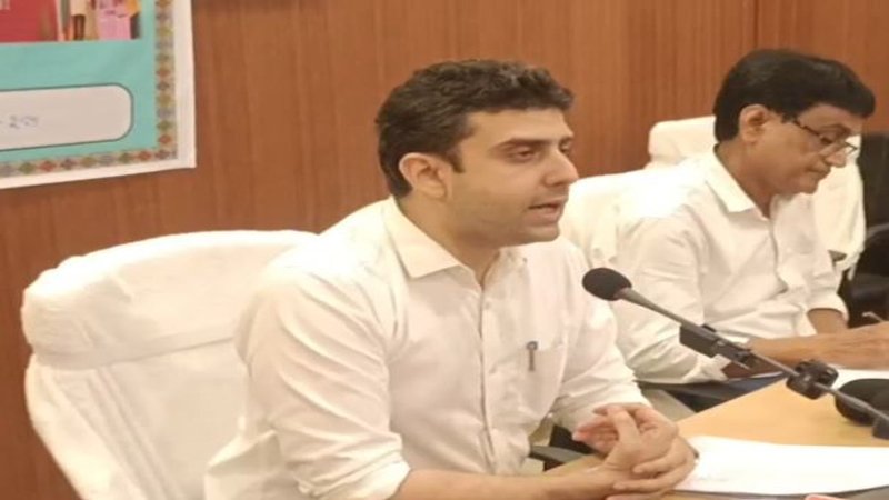 DM ने कहा- निर्वाचन आयोग के निर्देश पर सीतामढ़ी में कराया जा रहा विशेष गहन पुनरीक्षण कार्य