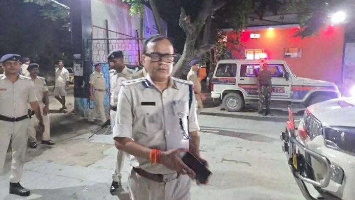 सदर अस्पताल के मुख्य दरवाजे पर अपराधियों ने मारी प्राइवेट एंबुलेंस संचालक को गोली