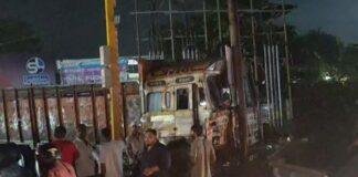बेकाबू ट्रक ने मचाई तबाही: चार वाहन क्षतिग्रस्त, चालक को भीड़ ने पीटा