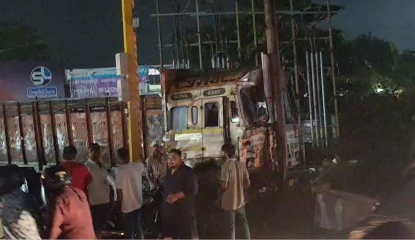 बेकाबू ट्रक ने मचाई तबाही: चार वाहन क्षतिग्रस्त, चालक को भीड़ ने पीटा