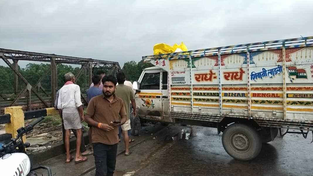 बराकर नदी पुल पर अनियंत्रित बोलेरो पिकअप दुर्घटनाग्रस्त, बड़ा हादसा टला