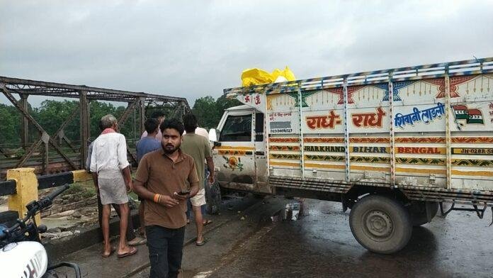 बराकर नदी पुल पर अनियंत्रित बोलेरो पिकअप दुर्घटनाग्रस्त, बड़ा हादसा टला