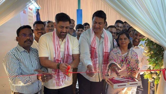 Ranchi : एमएस धोनी ने किया विश्वस्तरीय आश्री बैडमिंटन कोर्ट का उद्घाटन, कहा-मैं भी आउंगा खेलने...