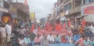 भारत बंदः बगोदर में भाकपा माले ने किया जोरदार प्रदर्शन, सड़कों पर लगा लंबा जाम