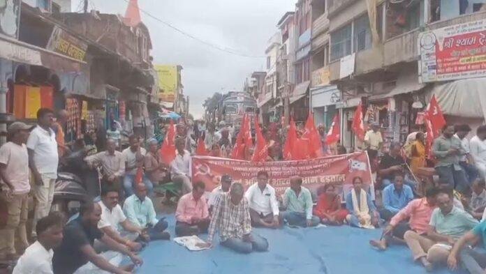 भारत बंदः बगोदर में भाकपा माले ने किया जोरदार प्रदर्शन, सड़कों पर लगा लंबा जाम