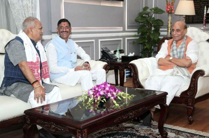 Breaking : केंद्रीय रक्षा राज्य मंत्री संजय सेठ और विधायक सीपी सिंह ने रक्षा मंत्री राजनाथ सिंह से की मुलाकात...