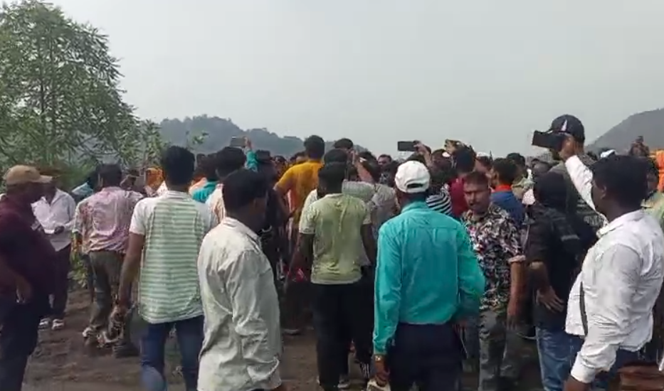 Baghmara Kesargarh Incident : अवैध खनन में मजदूरों की मौत पर पहुंचे सीपी चौधरी और सरयू राय का भारी विरोध, ग्रामीणों ने घेरकर... Baghmara Kesargarh Incident : विरोध-प्रदर्शन करते ग्रामीण