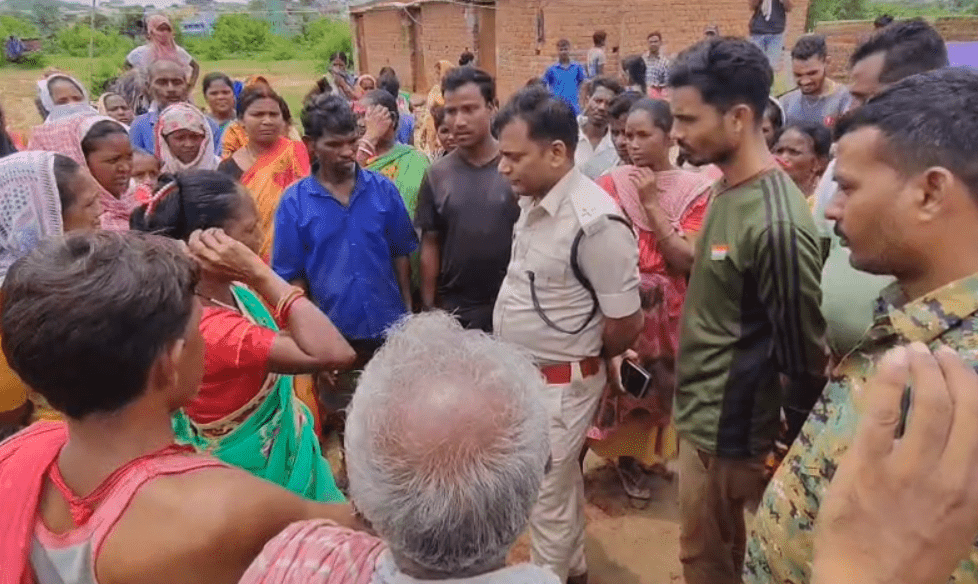 Bokaro : लोगों को समझाती पुलिस