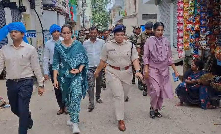 Palamu : शांतिपूर्ण और सुरक्षित माहौल को लेकर प्रशासन अलर्ट, मेदिनीनगर में फ्लैग मार्च निकाला गया Palamu : फ्लैग मार्च के दौरान डीसी एसपी और अधिकारी