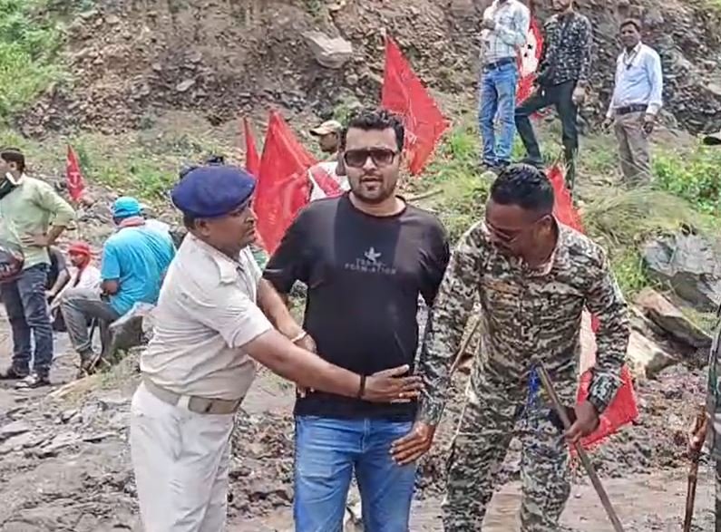 Dhanbad : लाठी-डंडे से भिड़े मजदूर और कंपनी समर्थक, केओसीपी में मचा हंगामा... Dhanbad : समर्थकों को दबोचती पुलिस