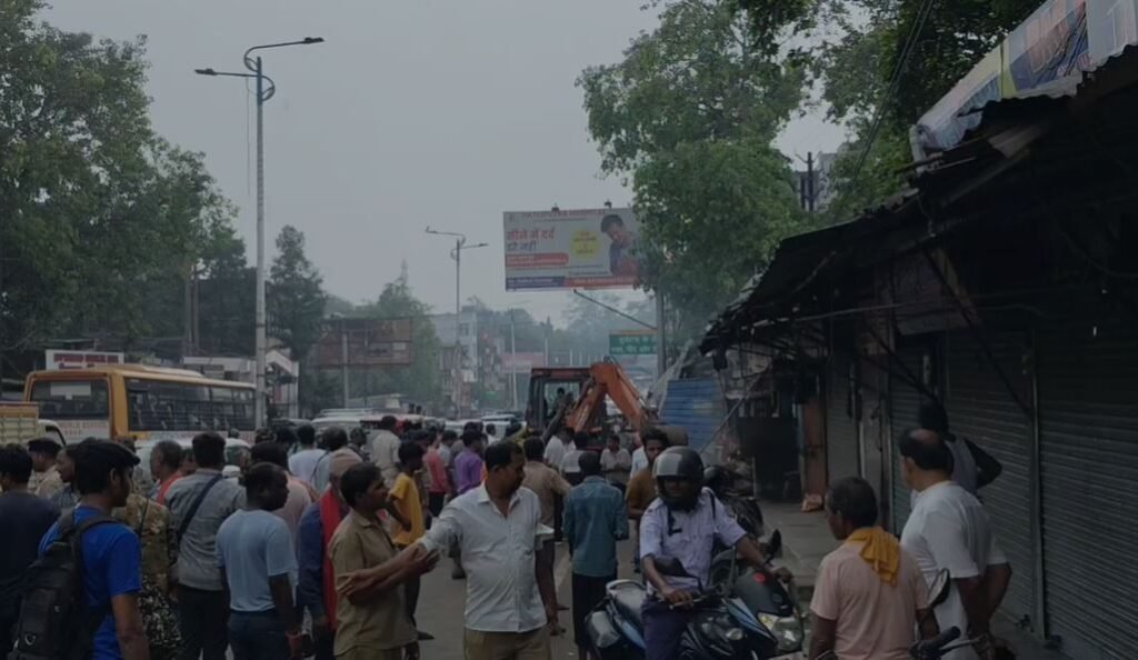 Dhanbad : अतिक्रमण हटाओ के दौरान दुकाने तोड़ती बुलडोजर