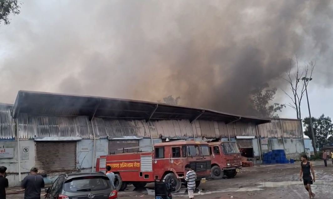 Jamshedpur : दूध बना धुआं! अमूल दूध कंपनी के गोदाम में भीषण आग, करोड़ों का नुकसान...