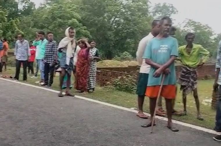 Giridih Accident : तेज रफ्तार ट्रक ने रौंदा, डॉक्टर की दर्दनाक मौत, ग्रामीणों ने चालक की कर दी धुनाई...