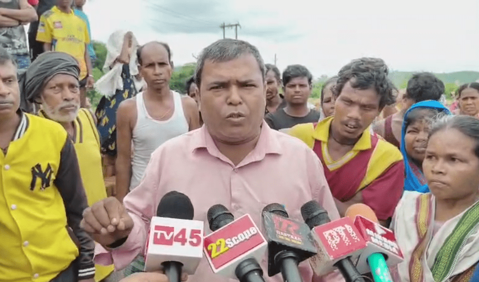 Bokaro : जानकारी देता ग्रामीण