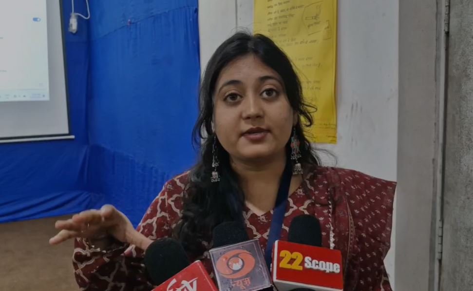 Hazaribagh : जानकारी देती ट्रेनर