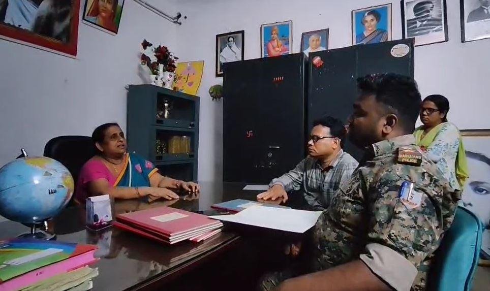 Deoghar : कस्तूरबा गांधी विद्यालय में वार्डन पर मारपीट और घटिया खाना देने का गंभीर आरोप, बहिष्कार की चेतावनी...