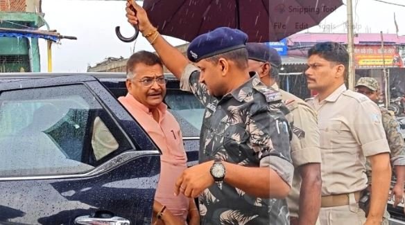Hazaribagh : सांसद मनीष जायसवाल और बड़कागांव विधायक रोशन लाल चौधरी को सीकरी थाना की पुलिस ने किया डिटेन, नज़र बंद
