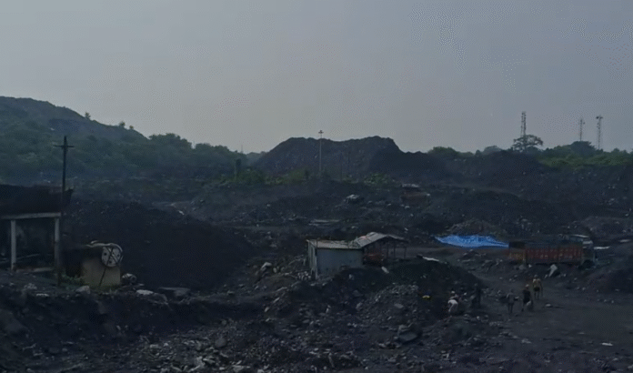 Deoghar : चितरा कोलियरी में कोयला ढुलाई बंद, करोड़ों के नुकसान की आशंका
