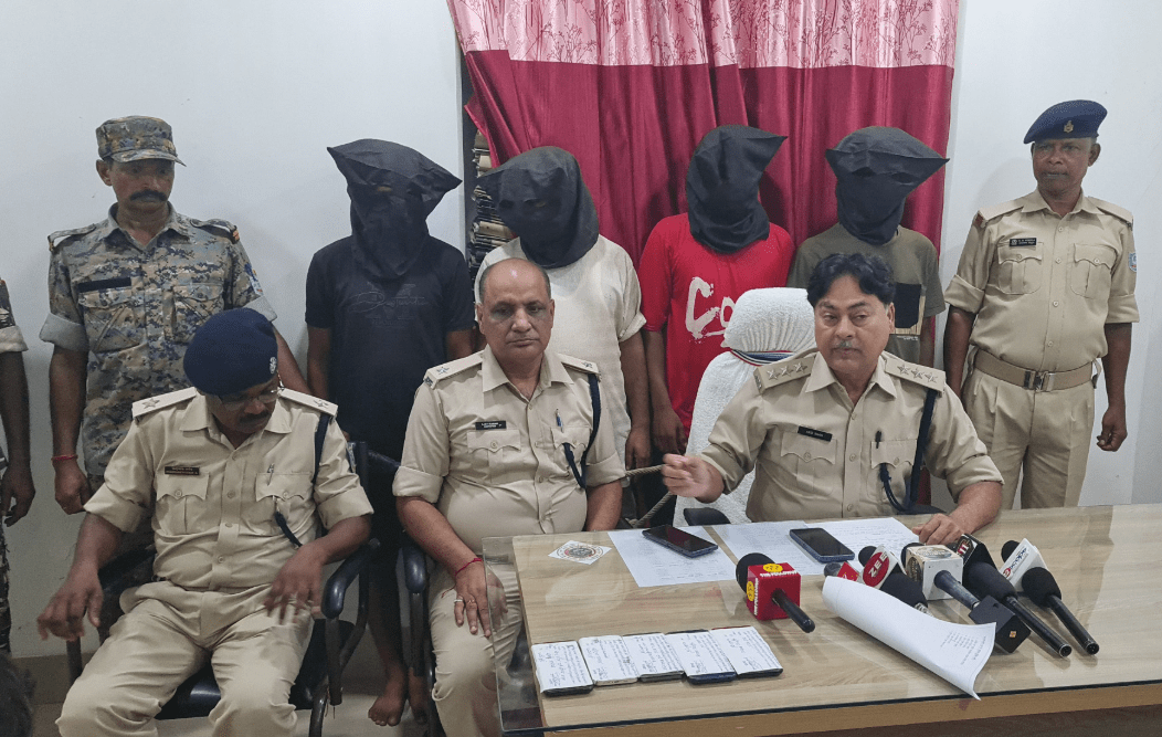 Giridih Crime : आधार अपडेट कराने के नाम पर साईबर ठगी करने वाले चार ठग गिरफ्तार...