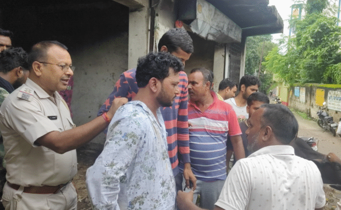 Dhanbad Crime : मासूमियत में मत जाना साहब! सब्जी मंडी से मोबाईल चोरी कर भागते दो नाबालिग सहित तीन धराए...