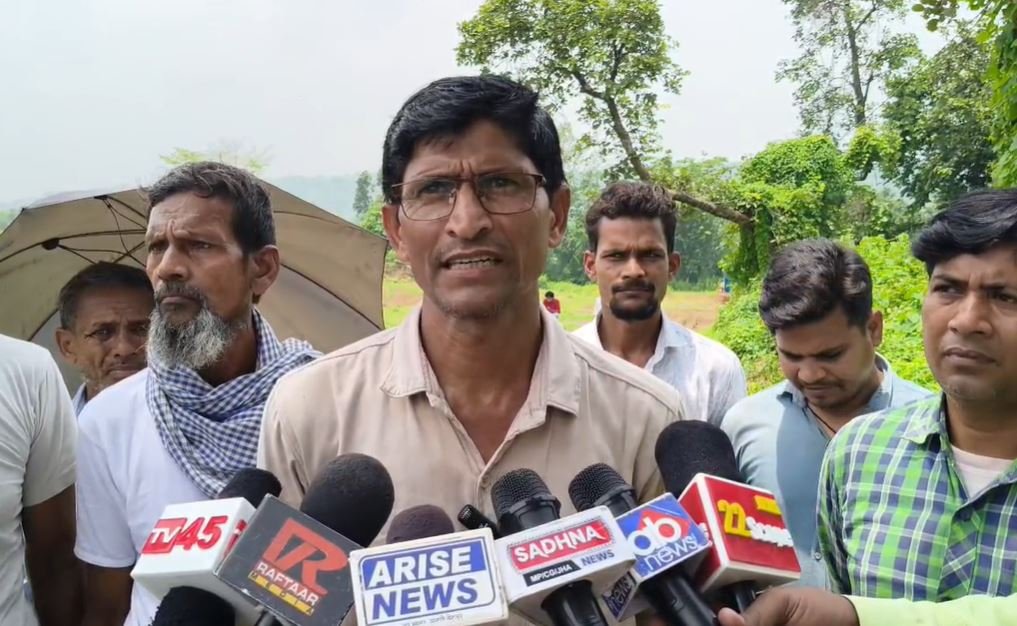 Dhanbad में सरकारी जमीन की लूट, गोबिंदपुर के ग्रामीणों ने रुकवाया काम, अंचलाधिकारी के... Dhanbad जानकारी देते ग्रामीण