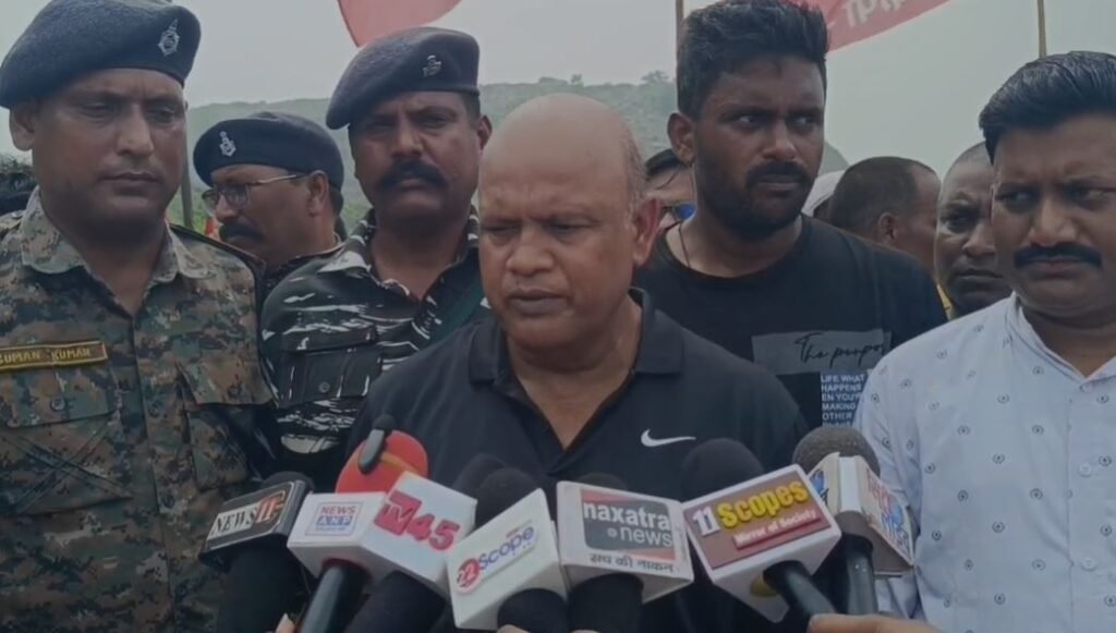Dhanbad : लाठी-डंडे से भिड़े मजदूर और कंपनी समर्थक, केओसीपी में मचा हंगामा... Dhanbad : मौके पर पहुंची विधायक अनूप चटर्जी