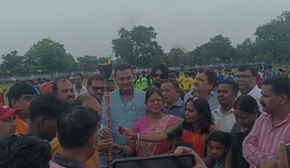 Ramgarh : नमो फुटबॉल टूर्नामेंट का भव्य आगाज, सांसद मनीष जायसवाल ने किया शुभारंभ... Ramgarh : मसाल जलाकर टूर्नामेंट का भव्य शुभारंभ