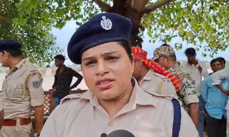 Palamu : शांतिपूर्ण और सुरक्षित माहौल को लेकर प्रशासन अलर्ट, मेदिनीनगर में फ्लैग मार्च निकाला गया Palamu : जानकारी देती एसपी