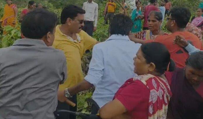 Bokaro : करो या मरो की लड़ाई: जंगल कटाई पर भिड़े दो गुट, सड़क बनी रणभूमि...