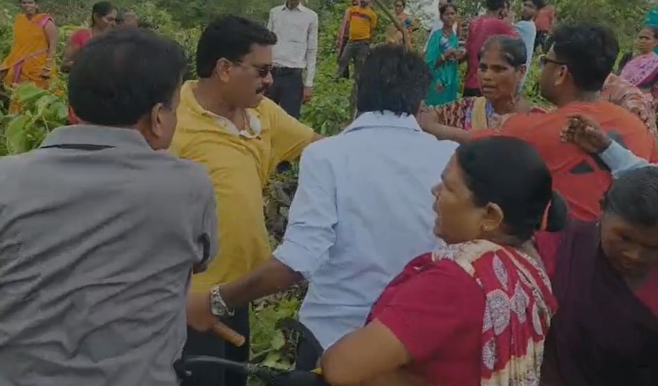 Bokaro : करो या मरो की लड़ाई: जंगल कटाई पर भिड़े दो गुट, सड़क बनी रणभूमि...