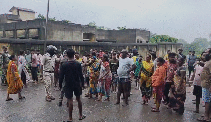 Dhanbad Breaking : झरिया में दो समुदायों के बीच हिंसक झड़प, जमकर चले लाठी-डंडे, 8 घायल...