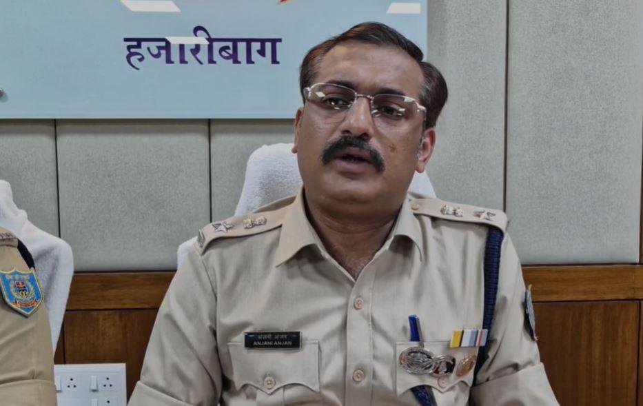 Hazaribagh Crime : गूगल से नंबर निकाला, फोन कर मांगी रंगदारी, धमकी देने वाला साइबर ठग गिरफ्तार... 3 22Scope News Hazaribagh Crime : जानकारी देते एसपी