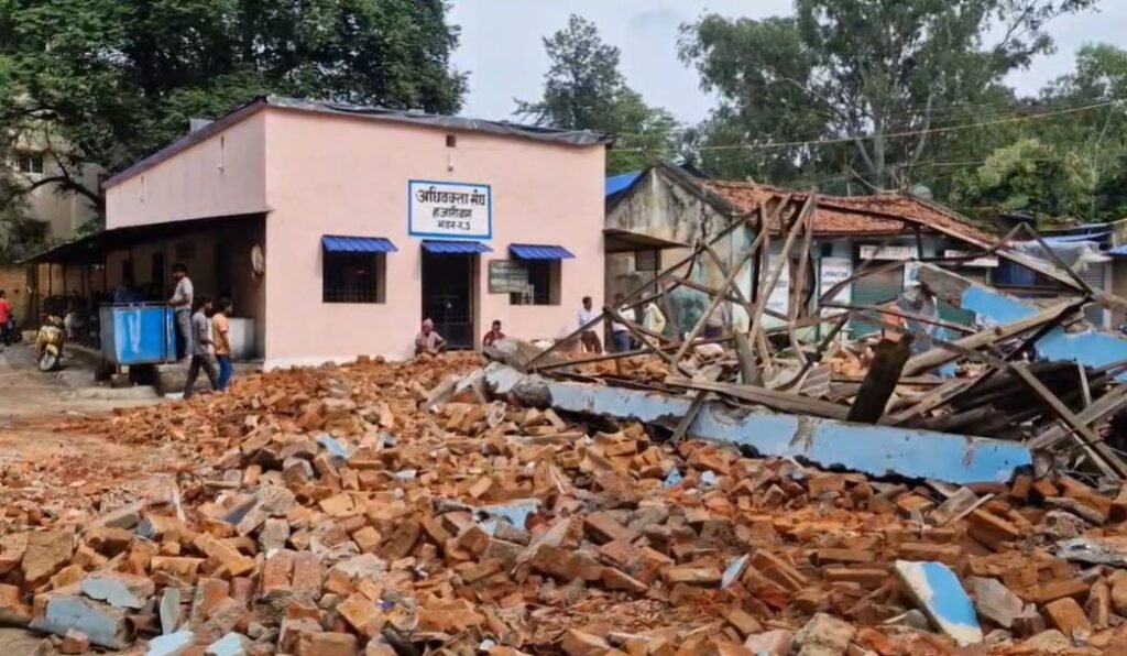 Hazaribagh : दहशत में व्यवहार न्यायालय परिसर के दुकानदार, वेंडर शेड ध्वस्त... Hazaribagh : टूटी दुकाने