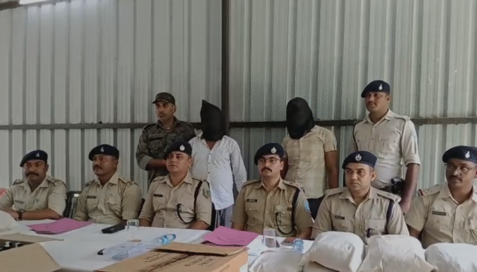 Bokaro : कार से नशीले पदार्थों का जखीरा बरामद, 18 किलो गांजा के साथ भारी मात्रा में शराब जब्त...