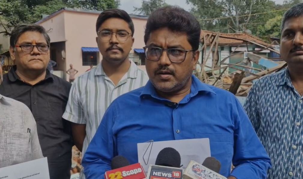 Hazaribagh : दहशत में व्यवहार न्यायालय परिसर के दुकानदार, वेंडर शेड ध्वस्त... Hazaribagh : जानकारी देते दुकानदार