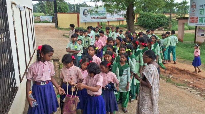 Gumla : चैनपुर के स्कूली बच्चों ने किया सरकारी कार्यालयों का भ्रमण, जानी कार्यप्रणाली