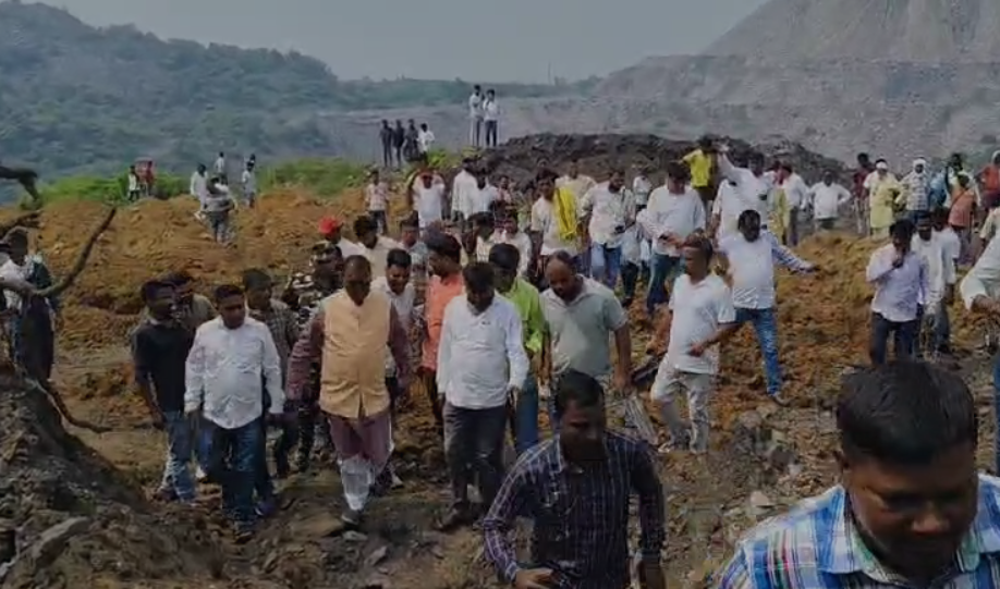 Baghmara Kesargarh Incident : अवैध खनन में मजदूरों की मौत पर पहुंचे सीपी चौधरी और सरयू राय का भारी विरोध, ग्रामीणों ने घेरकर... Baghmara Kesargarh Incident : सांसद सीपी चौधरी की ग्रामीणों ने किया भारी विरोध