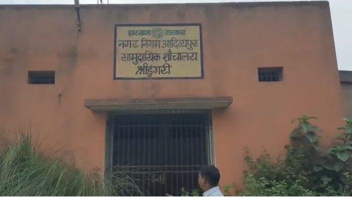 सालों से बंद पड़ा सुलभ शौचालय बना लोगों के लिए सिरदर्द